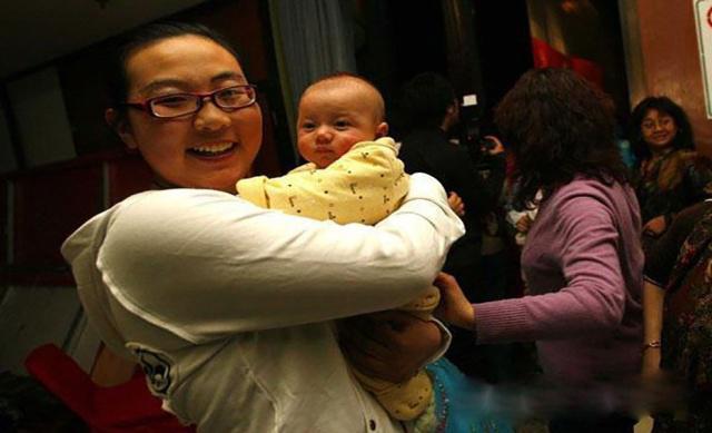 中国首个试管婴儿诞生，与普通人无异，见证试管婴儿技术的成熟