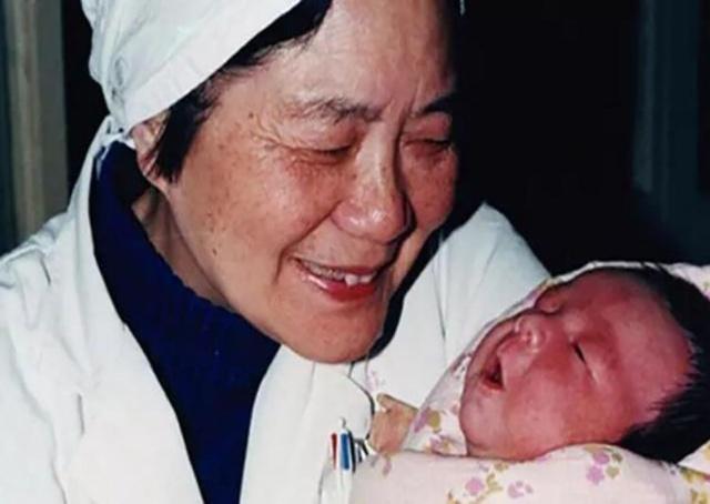 中国首个试管婴儿诞生，与普通人无异，见证试管婴儿技术的成熟