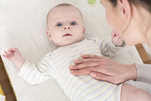 八个月大的婴儿每隔几小时就得到母乳替代品